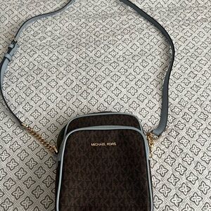 MICHAEL KORS 
Jet Set Travel Medium Logo Crossbody Bag